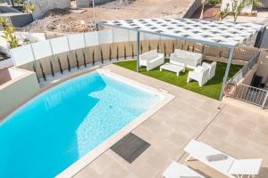 Bazén v ubytovaní Villa Alisios Golf Luxury Tenerifesummervillas Heated pool alebo v jeho blízkosti