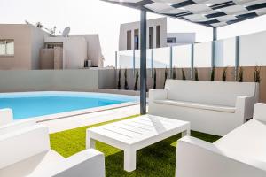 Bazén v ubytovaní Villa Alisios Golf Luxury Tenerifesummervillas Heated pool alebo v jeho blízkosti
