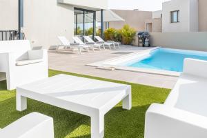 Bazén v ubytovaní Villa Alisios Golf Luxury Tenerifesummervillas Heated pool alebo v jeho blízkosti