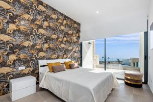 Posteľ alebo postele v izbe v ubytovaní Villa Alisios Golf Luxury Tenerifesummervillas Heated pool