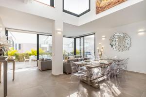 Posedenie v ubytovaní Villa Alisios Golf Luxury Tenerifesummervillas Heated pool