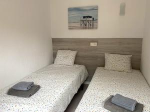 Posteľ alebo postele v izbe v ubytovaní Apartamentos Stil Mar Anna - Stil ideal Anna