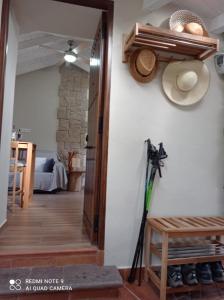 Casa La Cañada في سانتياغو ديل تيدي: غرفة بها باب وقبعة على الحائط