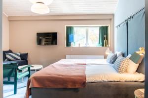 Ένα ή περισσότερα κρεβάτια σε δωμάτιο στο Grundéns Hotell