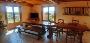 - une salle à manger avec une table et des chaises en bois dans l'établissement La ferme du Bouton d'Or, à Vendranges