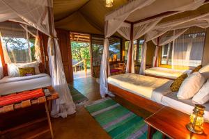 Tempat tidur dalam kamar di Karatu Tented Lodge