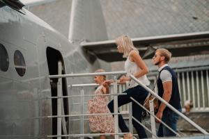 a group of people getting off of a train at Antonov im Garten – Flugzeug-Ferienwohnung in Altendorf +30 photos