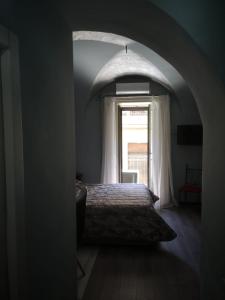 1 dormitorio con cama y ventana en Nuovo Hotel Sangiuliano, en Catania