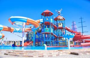Citymax aqua park Hotel Aswan في أسوان: حديقة مائية كبيرة مع زحليقة مائية