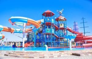 Bazén v ubytování Gloria Aqua Park Hotel nebo v jeho okolí