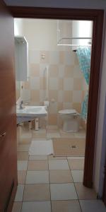 een badkamer met een wastafel en een toilet bij Elena Club Resort in Silvi Marina
