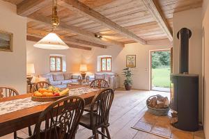 a kitchen and living room with a table and chairs at Ferienhaus Nöstlbach in Pittenhart