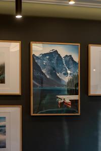 oprawione zdjęcie jeziora i gór na ścianie w obiekcie Apartment Forest Club Kabaty by Renters Prestige w Warszawie
