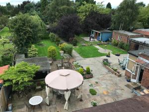 uma vista aérea de um pátio com uma mesa e cadeiras em Acorn Guest House in Hull em Hull