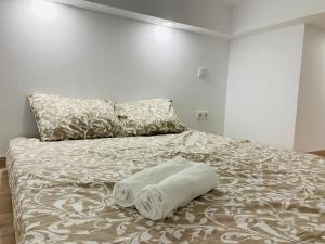 Una cama con dos toallas encima. en Piso céntrico y funcional, en Madrid
