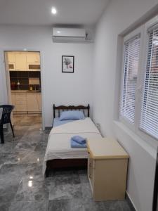 Postel nebo postele na pokoji v ubytování Apartmani Evelin 1