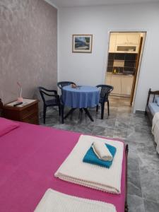 Postel nebo postele na pokoji v ubytování Apartmani Evelin 1