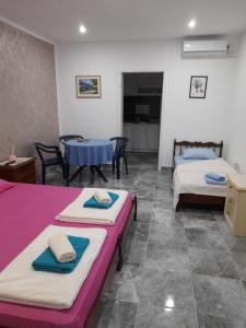 Postel nebo postele na pokoji v ubytování Apartmani Evelin 1