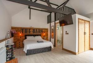 Un dormitorio con una cama y un televisor. en Luxury retreat 32c pool jacuzzi games bar oasis, en Deal 32 fotos más