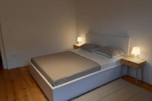 Tempat tidur dalam kamar di Apartment Lenka