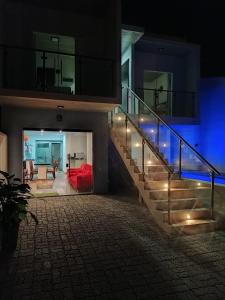 Casa con una escalera que conduce a una sala de estar. en Balli Suítes en Ilha Comprida