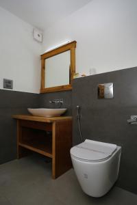 Łazienka z białą toaletą i umywalką w obiekcie The Saraha w mieście Leh