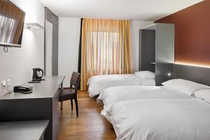 Postelja oz. postelje v sobi nastanitve Hotel du Commerce