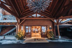 Η πρόσοψη ή η είσοδος του Chalet RoyAlp Hôtel & Spa