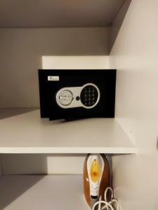 a microwave sitting on top of a shelf at Salzufler Wohntraum in Bad Salzuflen