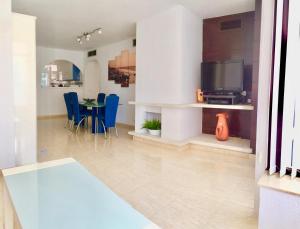 PLAYAMAR - Exclusive Beach Apartment with Pool, Tennis and WiFiにあるキッチンまたは簡易キッチン