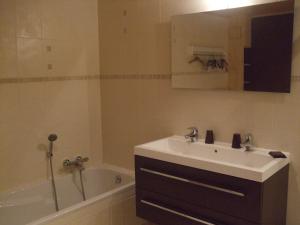 a bathroom with a sink and a bath tub at Chalet montagne 11 p Grand Massif 100 m télécabine in Morillon