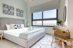 Fotografie z fotogalerie ubytování Community Living 2BR Close to Emirates Golf Club, Golf Views A, Madinat Al Mataar by Deluxe Holiday Homes v Dubaji
