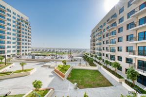 Fotografie z fotogalerie ubytování Community Living 2BR Close to Emirates Golf Club, Golf Views A, Madinat Al Mataar by Deluxe Holiday Homes v Dubaji + 23 fotografií