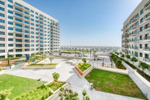 Fotografie z fotogalerie ubytování Community Living 2BR Close to Emirates Golf Club, Golf Views A, Madinat Al Mataar by Deluxe Holiday Homes v Dubaji