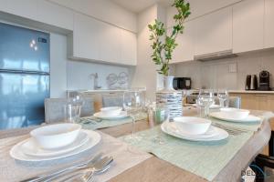 Fotografie z fotogalerie ubytování Community Living 2BR Close to Emirates Golf Club, Golf Views A, Madinat Al Mataar by Deluxe Holiday Homes v Dubaji