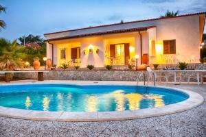 Bazén v ubytování La Casa in Riva al Mare nebo v jeho okolí