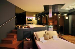 Ένα ή περισσότερα κρεβάτια σε δωμάτιο στο Chalet RoyAlp Hôtel & Spa