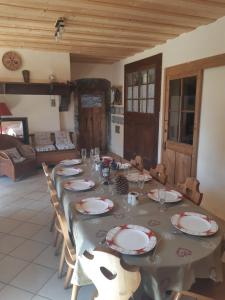 a dining room with a long table and chairs at Chalet montagne 11 p Grand Massif 100 m télécabine in Morillon