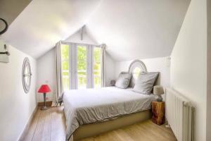 Tempat tidur dalam kamar di Magnifique Villa entre Deauville et Pont l'évêque