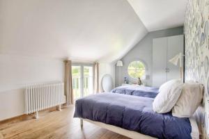 a bedroom with two beds and a window at Magnifique Villa entre Deauville et Pont l'évêque in Vieux-Bourg