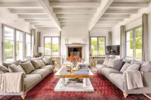 a living room with a couch and a table at Magnifique Villa entre Deauville et Pont l'évêque in Vieux-Bourg