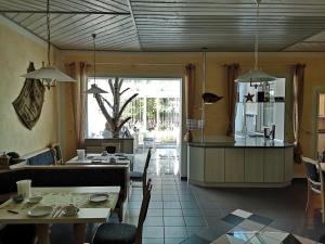 Pension Martinus في نويشتات أن در دوناو: مطبخ وغرفة طعام مع طاولة وكراسي