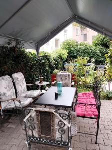 een tafel en stoelen onder een paraplu bij Ferienwohnung Neheim mit Dennis und Alexander Alexander mit Klimaanlage in Neheim-Hüsten