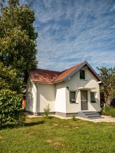 una piccola casa bianca con tetto rosso di Holiday Home Navis a Karlovac