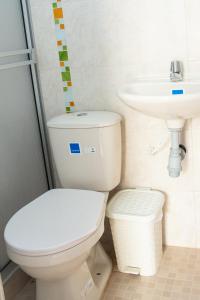 a bathroom with a toilet and a sink at Santo Domingo Centro Vacacional in Jerusalén