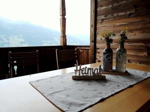 Pemandangan gunung umum atau pemandangan gunung yang diambil dari apartmen