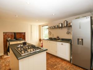 een keuken met een fornuis en een koelkast bij Downton Lodge in Lymington