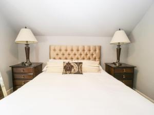 een slaapkamer met een groot bed met twee lampen bij Downton Lodge in Lymington +20 foto's