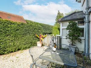 een tafel en een stoel voor een huis bij Downton Lodge in Lymington