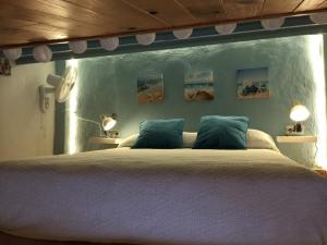 Loft Claudia muy cerca de playa Wifi gratis Port Aventura tesisinde bir odada yatak veya yataklar